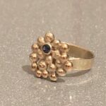 Gouden ring samengesteld uit sieraden van overleden dierbare, met as aan de binnenkant ring 2