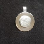 Zilveren hanger met ruimte aan achterkant voor as en vingerafdruk voorzijde